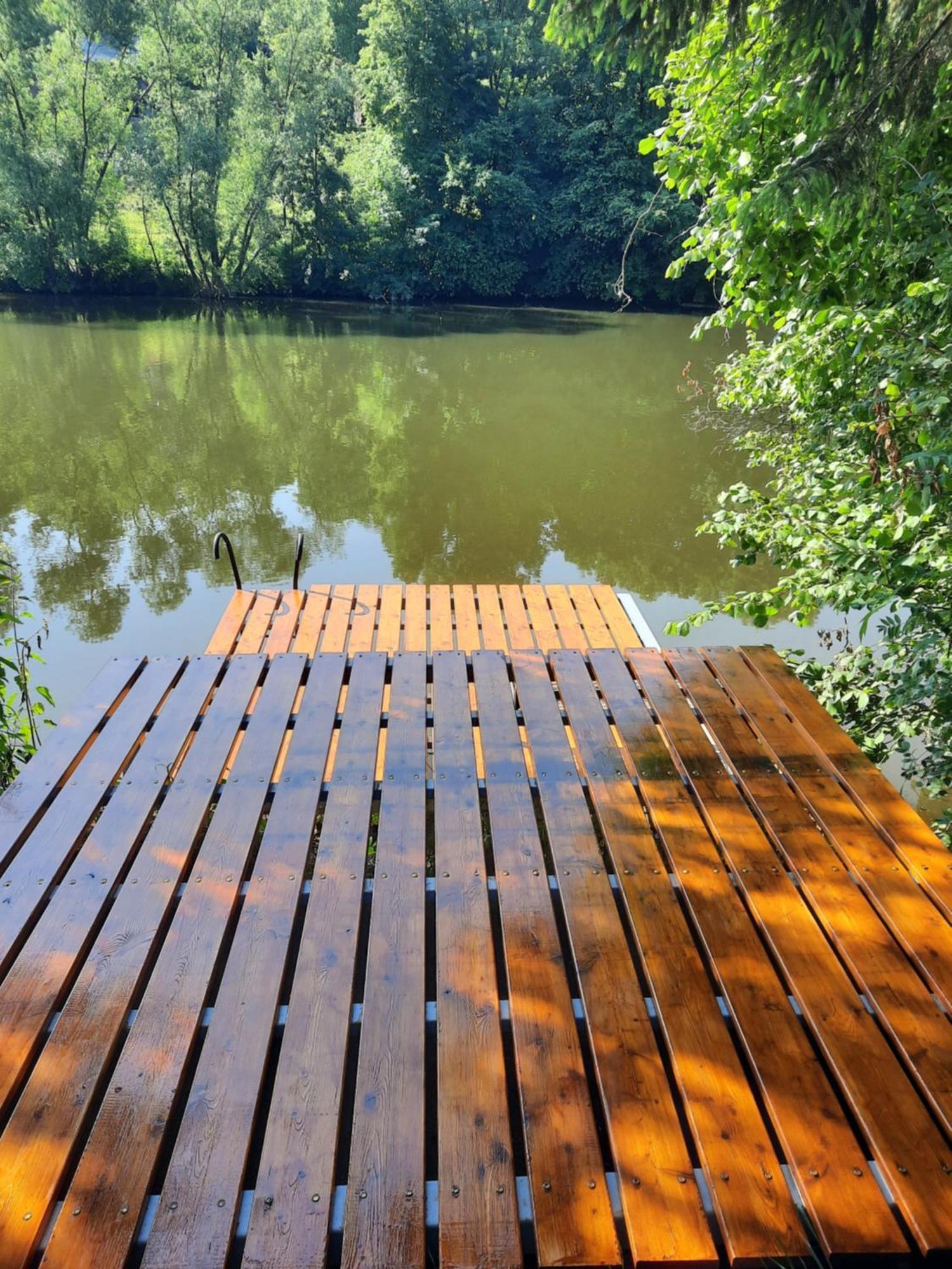 Bungalov Na Brehu Labe S Vlastnim Molem Pardubice Extérieur photo