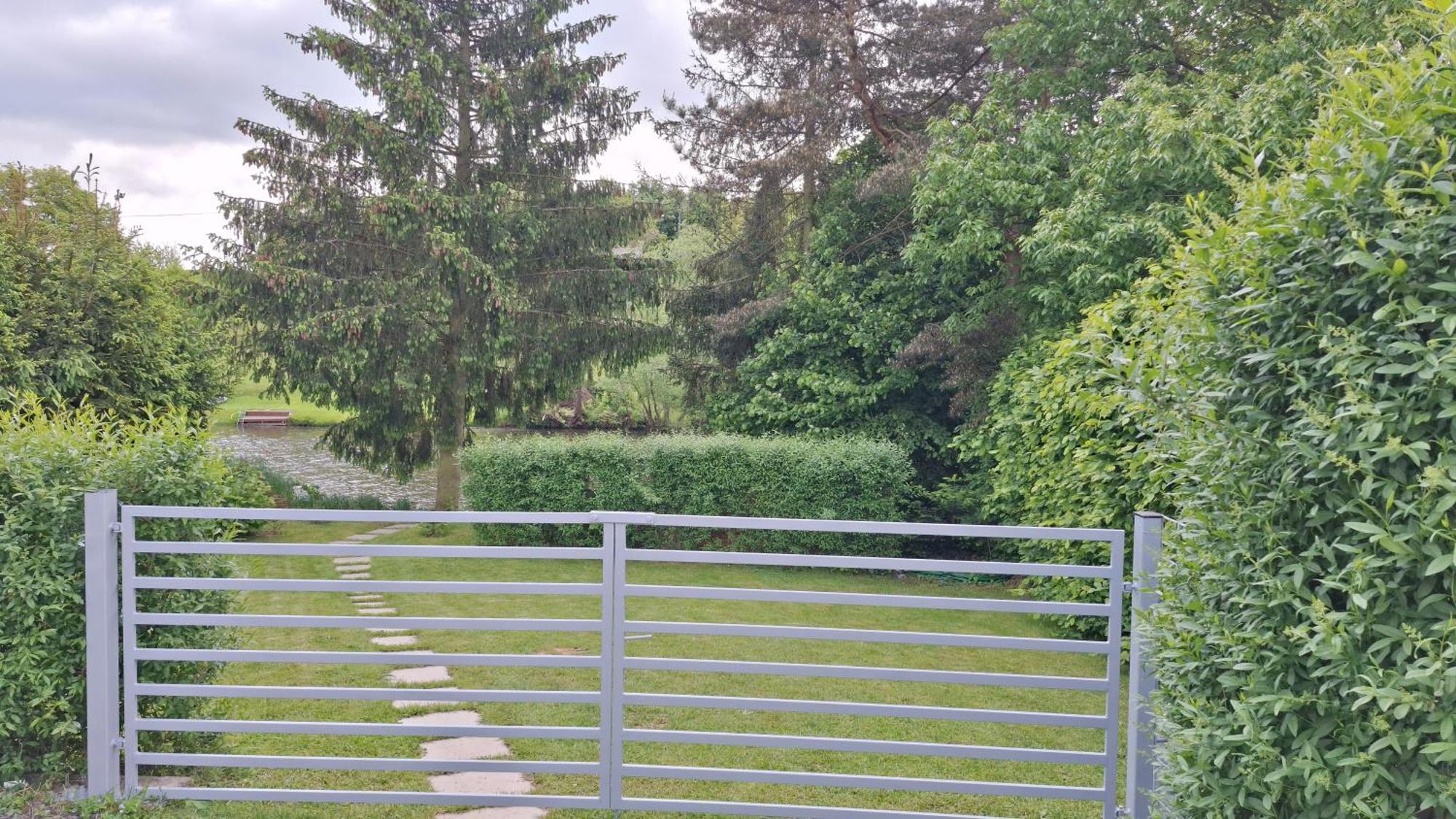 Bungalov Na Brehu Labe S Vlastnim Molem Pardubice Extérieur photo